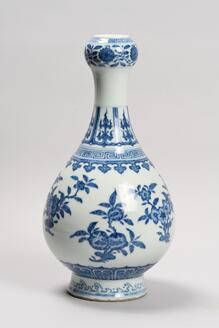 青花花果文蒜頭瓶