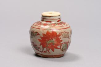 五彩唐草文小壺