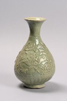 青磁印花牡丹唐草文瓶