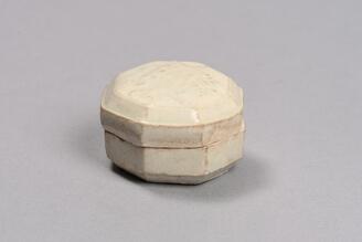 青白磁草花文八角合子