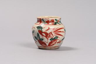 五彩花卉文小壺