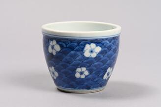 青花青海波に梅花文小鉢