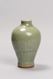 青磁牡丹唐草文小瓶