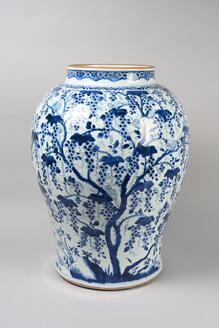 青花葡萄栗鼠文大壺