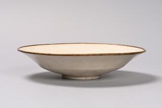 白磁唐草文輪花皿