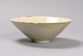 白磁牡丹文輪花鉢