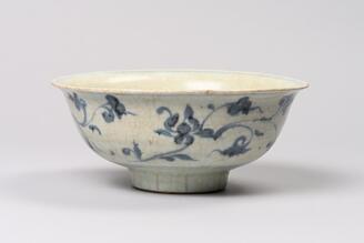 青花牡丹文唐草文碗