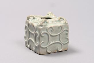 白磁螭龍耳小方壺