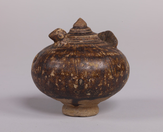 クメール王朝時代の褐釉兎型壺 黒褐釉兎形壺｜特選画廊｜ヨコタ博物館