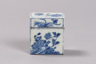 青花草花文方形合子