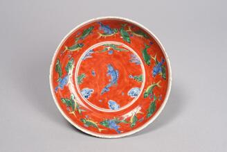 紅地青花五彩魚文皿
