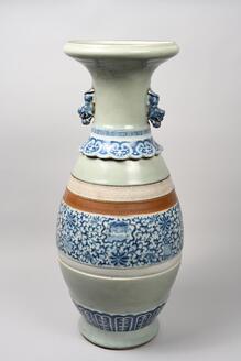 青磁青花唐草文双耳瓶