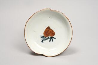 青花褐彩桃文皿