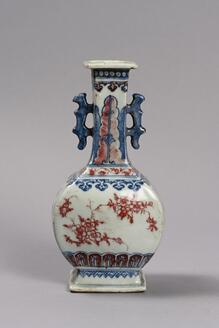 青花釉裏紅花卉文双耳角瓶