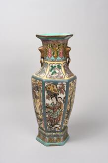 五彩龍鳳人物文六角双耳瓶