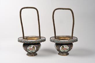 銅胎七宝花卉鳥獣紋提梁花器