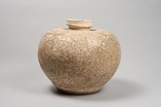 白釉劃花唐草文壺