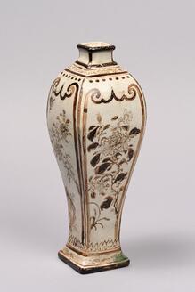 白磁鉄絵花蝶文方瓶