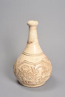 白釉陽刻花文瓶