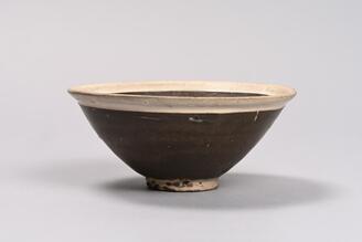 Tenmoku Tea Bowl with a White Rim