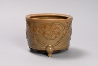 青磁貼花牡丹唐草文香炉