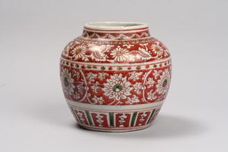 五彩花唐草文壺