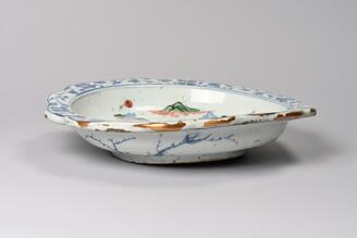 五彩山水図輪花皿