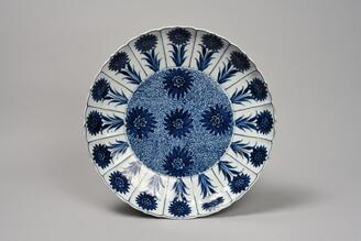 青花花文稜花皿