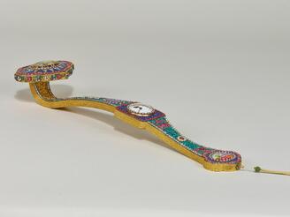 清朝の乾隆帝の時代に作られた、エナメルと金象嵌を施した大きな玉器 ColBase