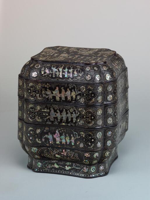 134 小笠原流 三階菱 宗春作『楼閣人物図 螺鈿細工 透かし三階菱紋 器局 134 小笠原流 三階菱 宗春作『楼閣人物図 螺鈿細工 透かし三階菱紋 器