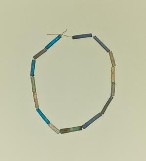 ファイアンス製首飾り